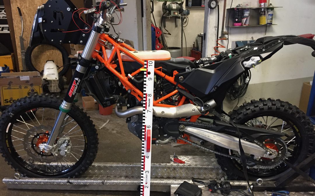 Fahrwerk an der KTM Rallye für die ROAD OF BONES Bikes
